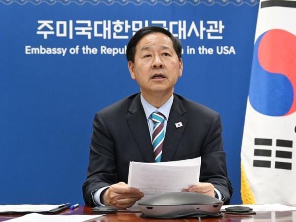 Finance Minister Koo Yun-cheol, who serves concurrently as the deputy prime minister for economic affairs, attends an emergency meeting of economy-related ministers at the Korean Embassy in Washington, Thursday. (Yonhap)