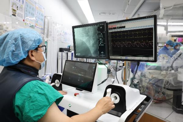 A doctor performs a procedure using the percutaneous coronary intervention support robot Aviar at Asan Medical Center in Seoul on March 27. (Asan Medical Center)