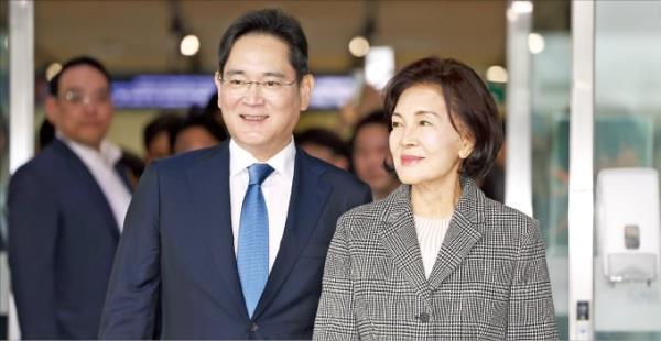 Samsung Electronics Chairman Lee Jae-yong (left) and Hong Ra-hee, honorary director of the Leeum Museum of Art (Yonhap)