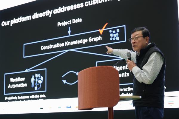 GS Group Chairman Huh Tae-soo explains core technologies of AI tech startups at the GS Tower, Gangnam, Seoul, Thursday. (GS Group)
