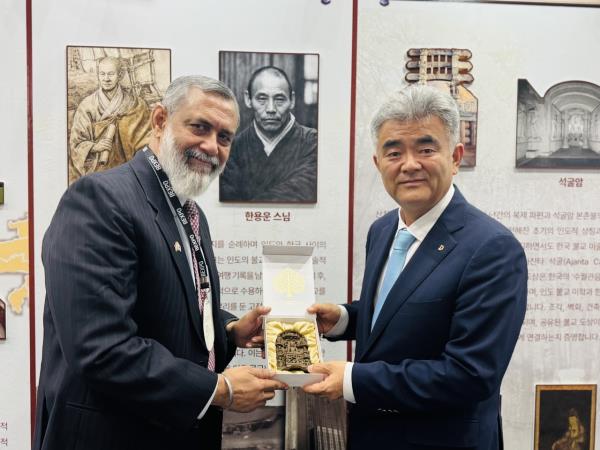 Abhijit Halder (left), director general of the International Buddhist Confederation, presents a Buddha statue depicting key events from the life of Gautama Buddha to Jung Won-ju, president of the Lay Buddhist Association of the Jogye Order, during the Seoul International Buddhism Expo on Saturday.  (Sanjay Kumar/The Korea Herald)
