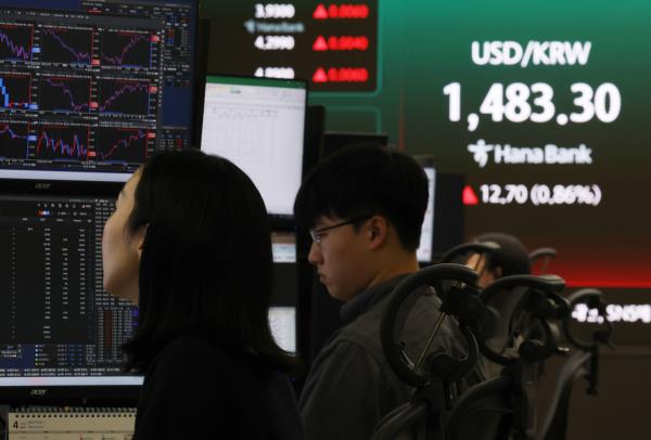 The won–dollar exchange rate is displayed on an electronic board in the dealing room at Hana Bank’s headquarters in Jung-gu, Seoul, on April 9. (Yonhap)